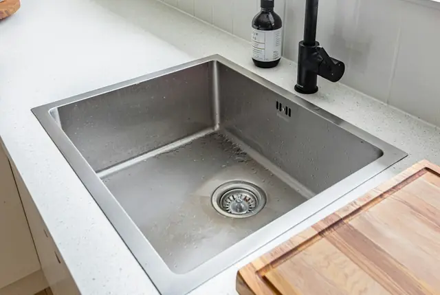 Illustratie bij wc of afvoer verstopt in kerkdriel: zelf proberen of bellen?